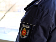 Na zdjęciu widać logo policji umieszczone na rękawie kurtki policyjnego munduru.