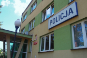 Na zdjęciu widać front budynku Komendy Powiatowej Policji w Otwocku.