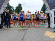 Na zdjęciu widać zawodników na linii startu półmaratonu.