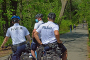 Na zdjęciu widać trzech umundurowanych policjantów na rowerach.