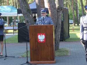 Na zdjęciu widać mównicę, przy której stoi Komendant Powiatowy Policji w Otwocku młodszy inspektor Przemysław Dębiński.
