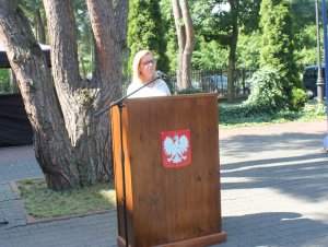 Na zdjęciu jest mównica, przy której stoi Prokurator Rejonowy w Otwocku Pani Lidia Kazimierczyk-Pyra.
