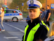 Na zdjęciu widać umundurowanego nadkomisarza Jakuba Komorowskiego, który nadzoruje bezpieczeństwo na ulicach powiatu.