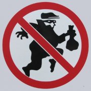 Grafika przedstawia znak zakazu na czarnej postaci przedstawiającej złodzieja.