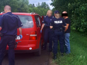 Na zdjęciu widać trzech umundurowanych funkcjonariuszy, którzy stoją obok pojazdu osobowego koloru czerwonego. Przy policjantkach stoi mężczyzna.