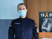Na zdjęciu widać umundurowanego mł. asp. Marcina Szymańskiego. Policjant jest zwrócony przodem do zdjęcia.