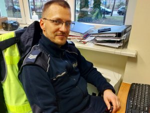 Na zdjęciu widać umundurowanego policjanta z drogówki - sierż. szt. Marcina Jabłońskiego.