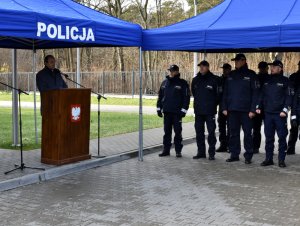 Na zdjęciu widać Starostę otwockiego w trakcie przemówienia. Obok Starosty stoi kadra kierownicza Komendy Powiatowej Policji w Otwocku.
