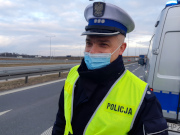 Na zdjęciu jest Naczelnik Wydziału Ruchu Drogowego Komendy Powiatowej Policji w Otwocku nadkom. Jakub Komorowski w umundurowaniu służbowym.