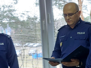 Na zdjęciu widać Naczelnika Wydziału Wspomagania podinspektora Andrzeja Borowskiego, który odczytuje rozkazy.