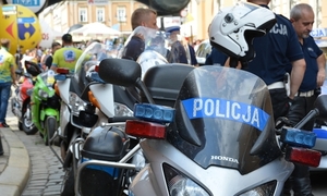 Na zdjęciu widać zaparkowane w rzędzie policyjne motocykle.