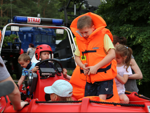 Dzieci na łodzi Powiatowej Państwowej Straży Pożarnej w Otwocku.