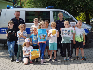 Policjanci na spotkaniu z dziećmi podczas półkolonii w PMDK
