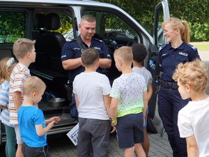Policjanci na spotkaniu z dziećmi podczas półkolonii w PMDK