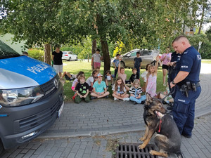 Policjanci na spotkaniu z dziećmi podczas półkolonii w PMDK