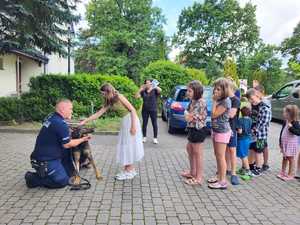 Policjanci podczas spotkania z dziećmi podczas półkolonii