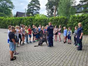 Policjanci podczas spotkania z dziećmi podczas półkolonii