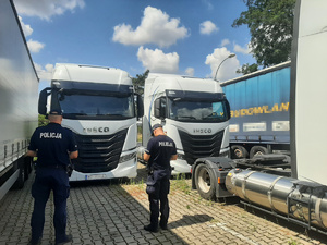 Policjanci z odzyskanymi pojazdami