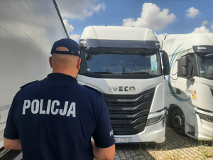 Policjanci z odzyskanymi pojazdami
