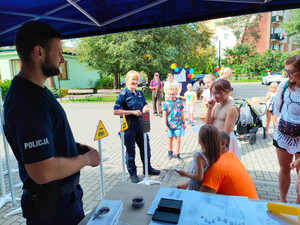 Policjanci podczas &quot;Rodzinnego Pikniku Naukowego&quot; w PMDK