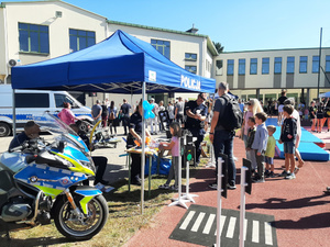 Policjanci podczas pikniku w Józefowie