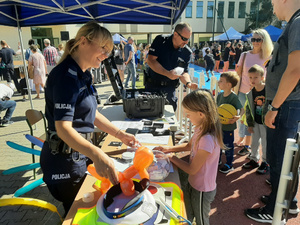 Policjanci podczas pikniku w Józefowie