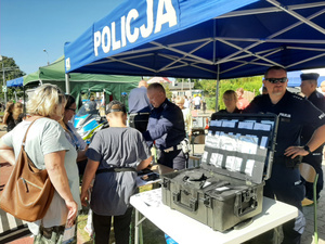 Policjanci podczas pikniku w Józefowie