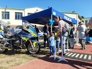 Policjanci podczas pikniku w Józefowie