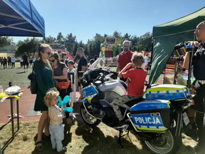 Policjanci podczas pikniku w Józefowie