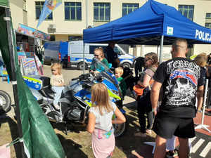 Policjanci podczas pikniku w Józefowie