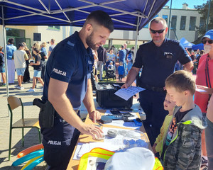 Policjanci podczas pikniku w Józefowie