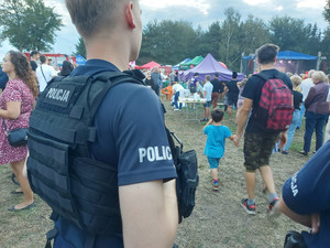 Policjanci podczas zabezpieczenia dożynek w Janowie