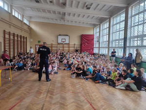 Policjant podczas wizyty w Szkole Podstawowej im. Batalionu Zośka w Celestynowie