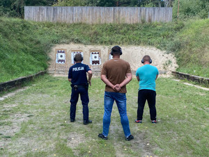 Policjanci podczas wyszkolenia strzeleckiego
