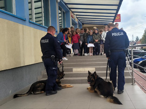 Przedszkolaki podczas wizyty w Komisariacie Policji w Karczewie