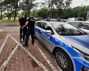 Policjant z zatrzymanym