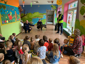 Policjanci podczas wizyty w przedszkolu