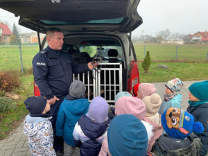 Policjanci podczas wizyty w przedszkolu