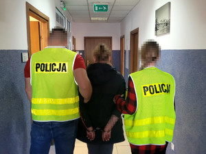 Policjanci z zatrzymaną
