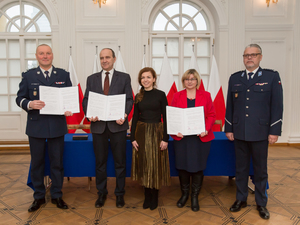 Komendant Stołeczny Policji nadinspektor Paweł Dzierżak, Starosta Otwocki Krzysztof Szczegielniak, Członek Zarządu Powiatu Otwockiego Kinga Błaszczyk, Dyrektor Zespołu Szkół nr 2 im. Marii Skłodowskiej – Curie Monika Chudek, Komendant Powiatowy Policji inspektor Przemysław Dębiński