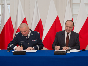 Podpisanie porozumienia w sprawie utworzenie klasy mundurowo- policyjnej w Technikum nr 2 w Otwocku Zespołu Szkół nr 2 im. Marii Skłodowskiej- Curie w Otwocku o profilu technik informatyk, innowacji policyjnej- kryminalistyka z elementami cyberbezpieczeństwa.