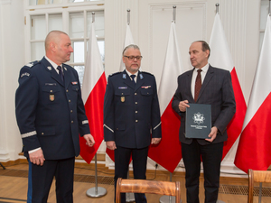 Podpisanie porozumienia w sprawie utworzenie klasy mundurowo- policyjnej w Technikum nr 2 w Otwocku Zespołu Szkół nr 2 im. Marii Skłodowskiej- Curie w Otwocku o profilu technik informatyk, innowacji policyjnej- kryminalistyka z elementami cyberbezpieczeństwa.