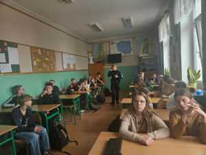 Policjantka podczas prelekcji w Szkole Podstawowej nr 1 w Karczewie