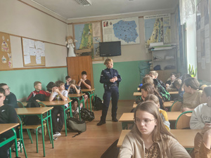 Policjantka podczas prelekcji w Szkole Podstawowej nr 1 w Karczewie