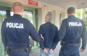Policjanci z zatrzymanym