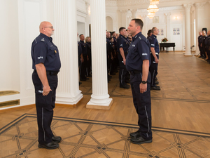 Listy gratulacyjne i nagrody dla stołecznych policjantów i pracowników