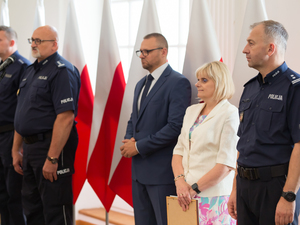 Listy gratulacyjne i nagrody dla stołecznych policjantów i pracowników