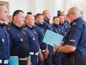 Listy gratulacyjne i nagrody dla stołecznych policjantów i pracowników