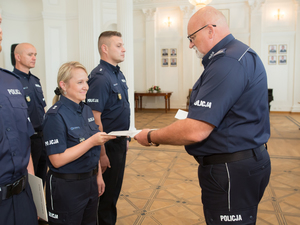 Listy gratulacyjne i nagrody dla stołecznych policjantów i pracowników