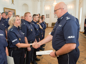 Listy gratulacyjne i nagrody dla stołecznych policjantów i pracowników